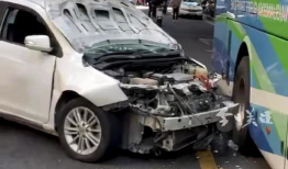 车祸短视频,车祸现场短视频揭示事故惊险瞬间